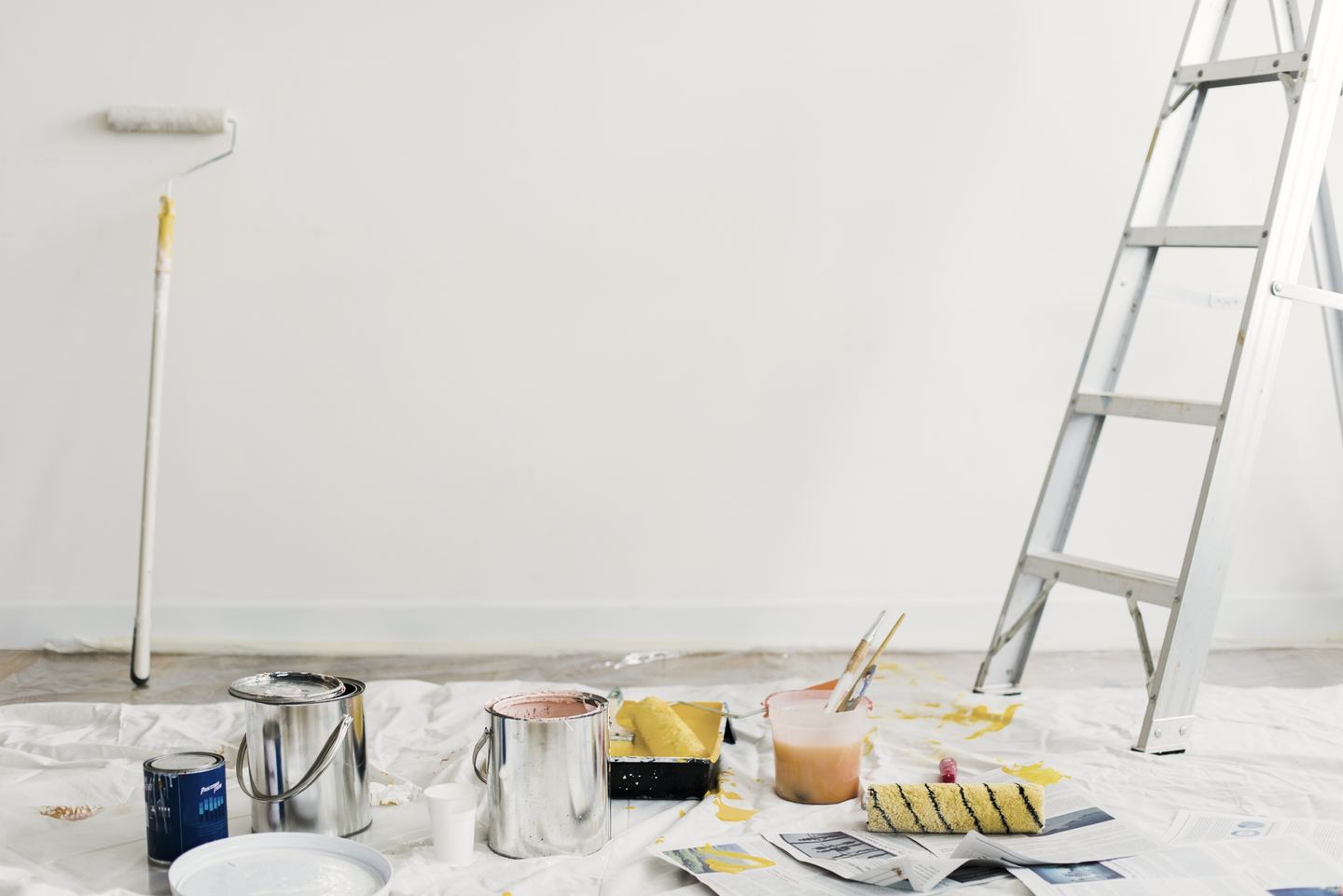 Matériel de peinture devant un mur fraîchement préparé